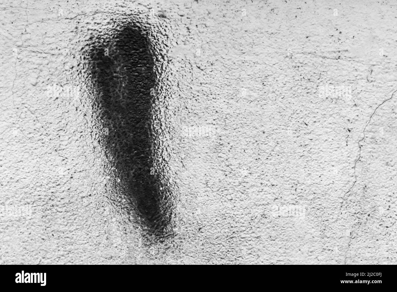 Trace d'un pinceau de peinture noire sur un vieux mur blanc en béton abstrait motif urbain design. Banque D'Images