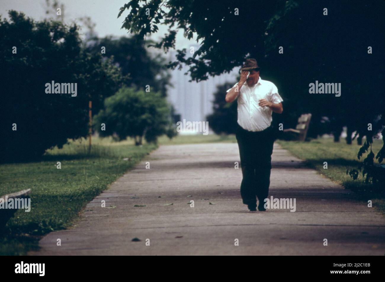 La poursuite de la forme physique apporte de la sueur au front Foster Avenue Beach CA. 1973 Banque D'Images