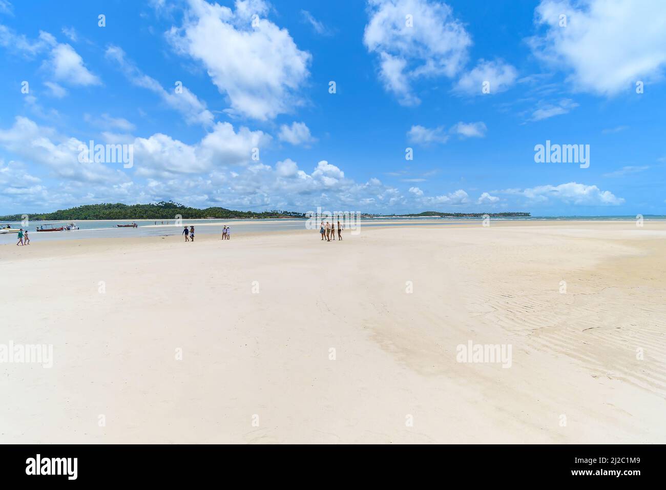 Sirinhaem, PE, Brésil - 18 octobre 2021 : personnes sur les rives de sable de la plage de Guadeloupe, une des destinations touristiques pour les personnes visitant Porto de G. Banque D'Images