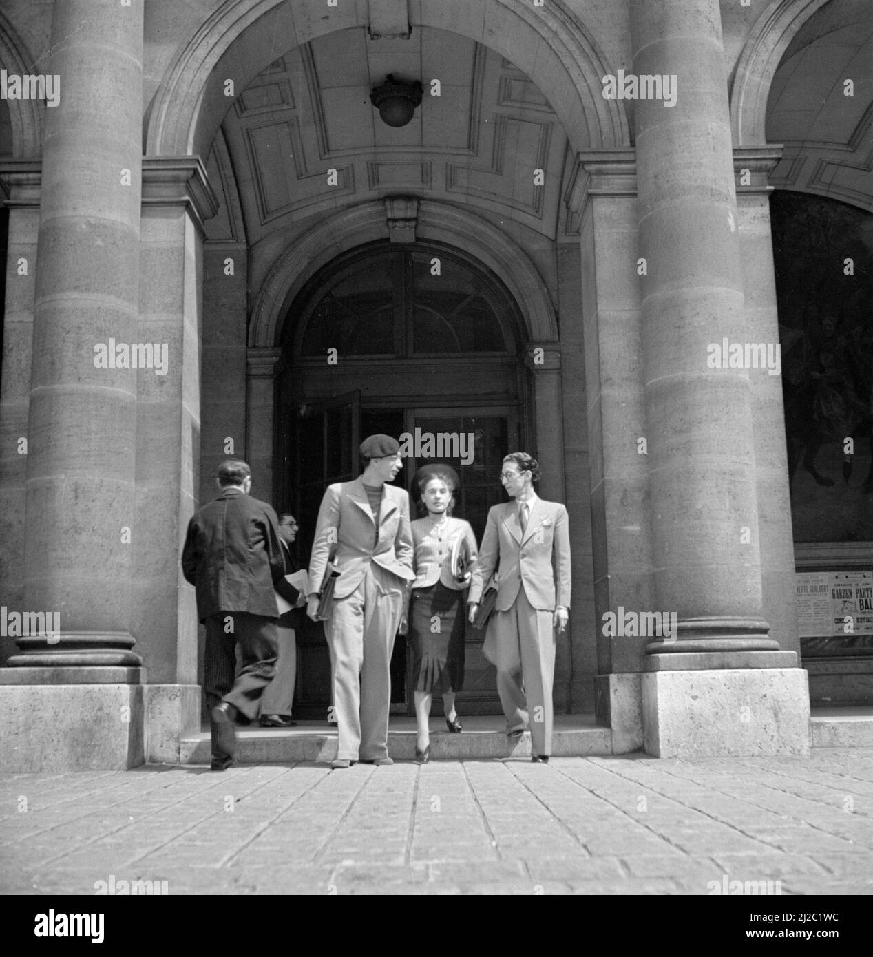 Étudiants marchant ensemble dans l'arcade à Paris ca: 1948 Banque D'Images