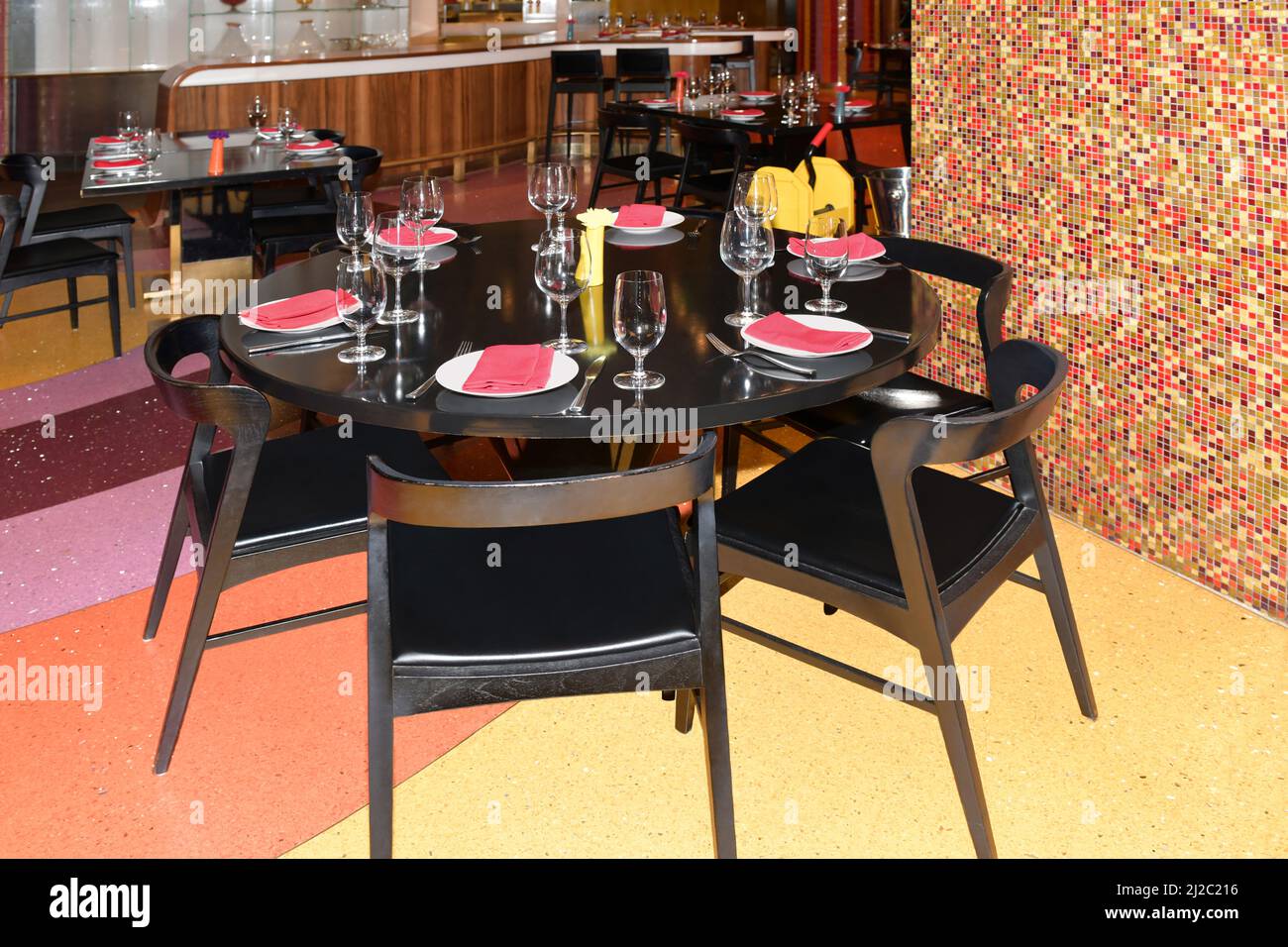 Nevada USA 09-06-2021 Table circulaire prête pour six convives au célèbre restaurant Julian Serrano Tapas adjacent au hall de l'Aria Las Vegas Banque D'Images