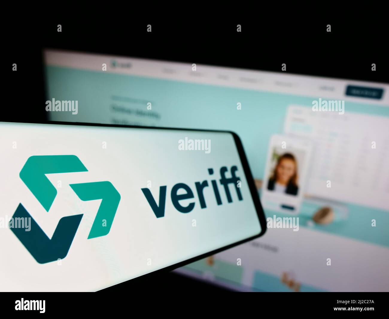 Téléphone portable avec logo de la société estonienne de vérification de l'identité Veriff à l'écran devant le site Web des affaires. Mise au point à gauche de l'écran du téléphone. Banque D'Images