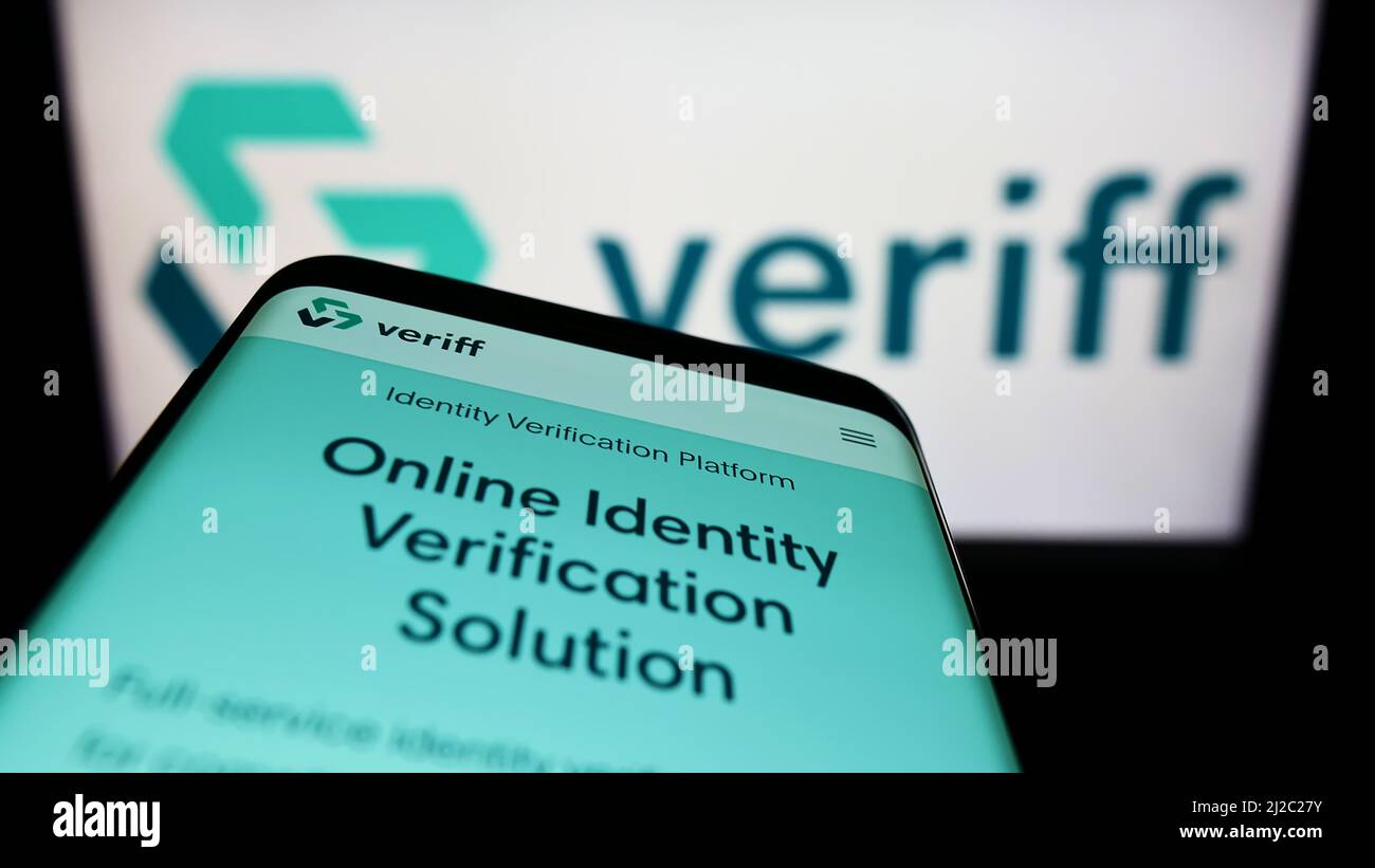 Téléphone mobile avec le site Internet de la société estonienne de vérification de l'identité Veriff à l'écran devant le logo. Faites la mise au point dans le coin supérieur gauche de l'écran du téléphone. Banque D'Images
