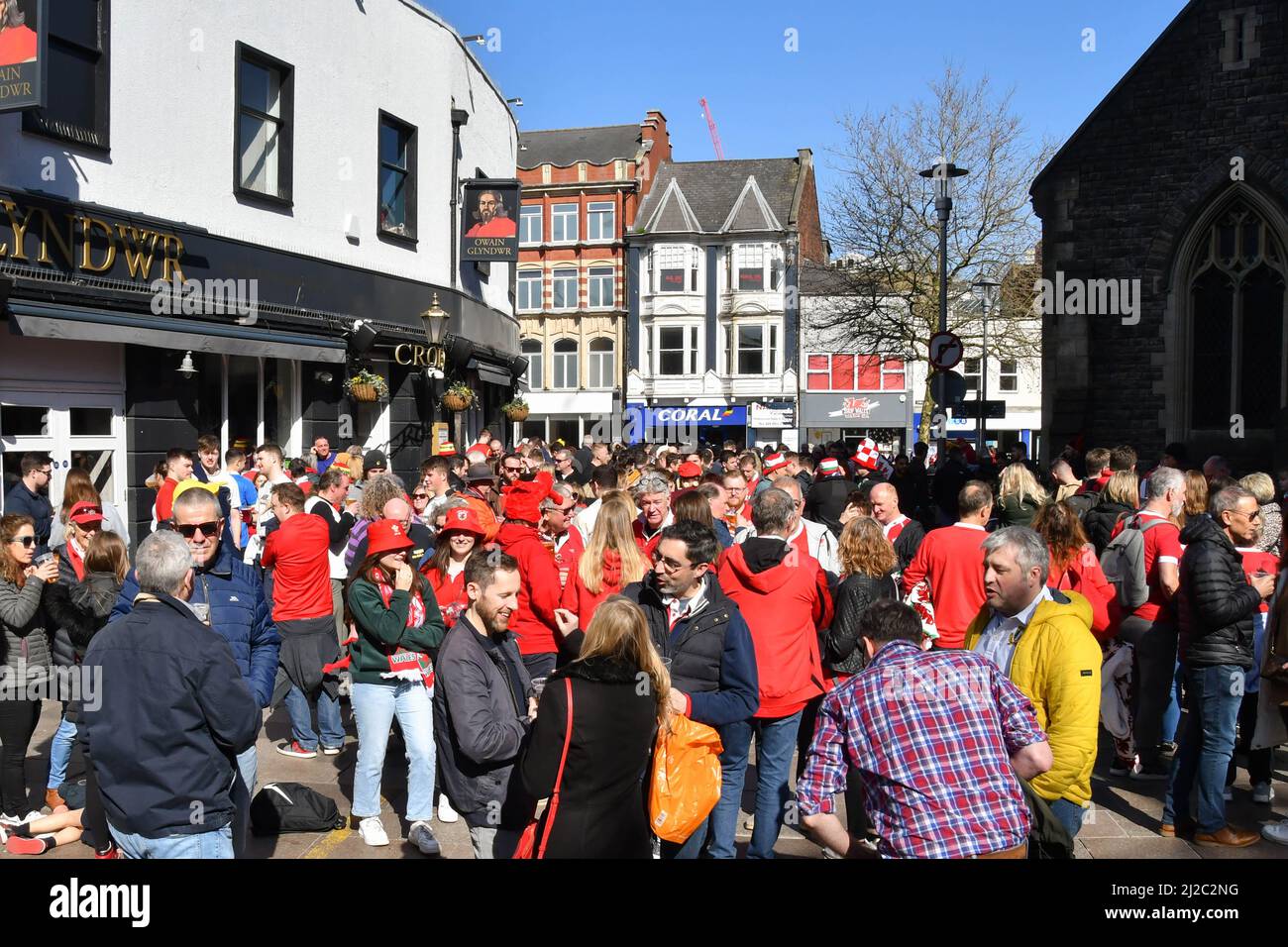 Cardiff, pays de Galles - 2022 mars : des supporters de rugby se sont rassemblés devant un pub dans le centre-ville de Cardiff le jour d'un match international de rugby Banque D'Images