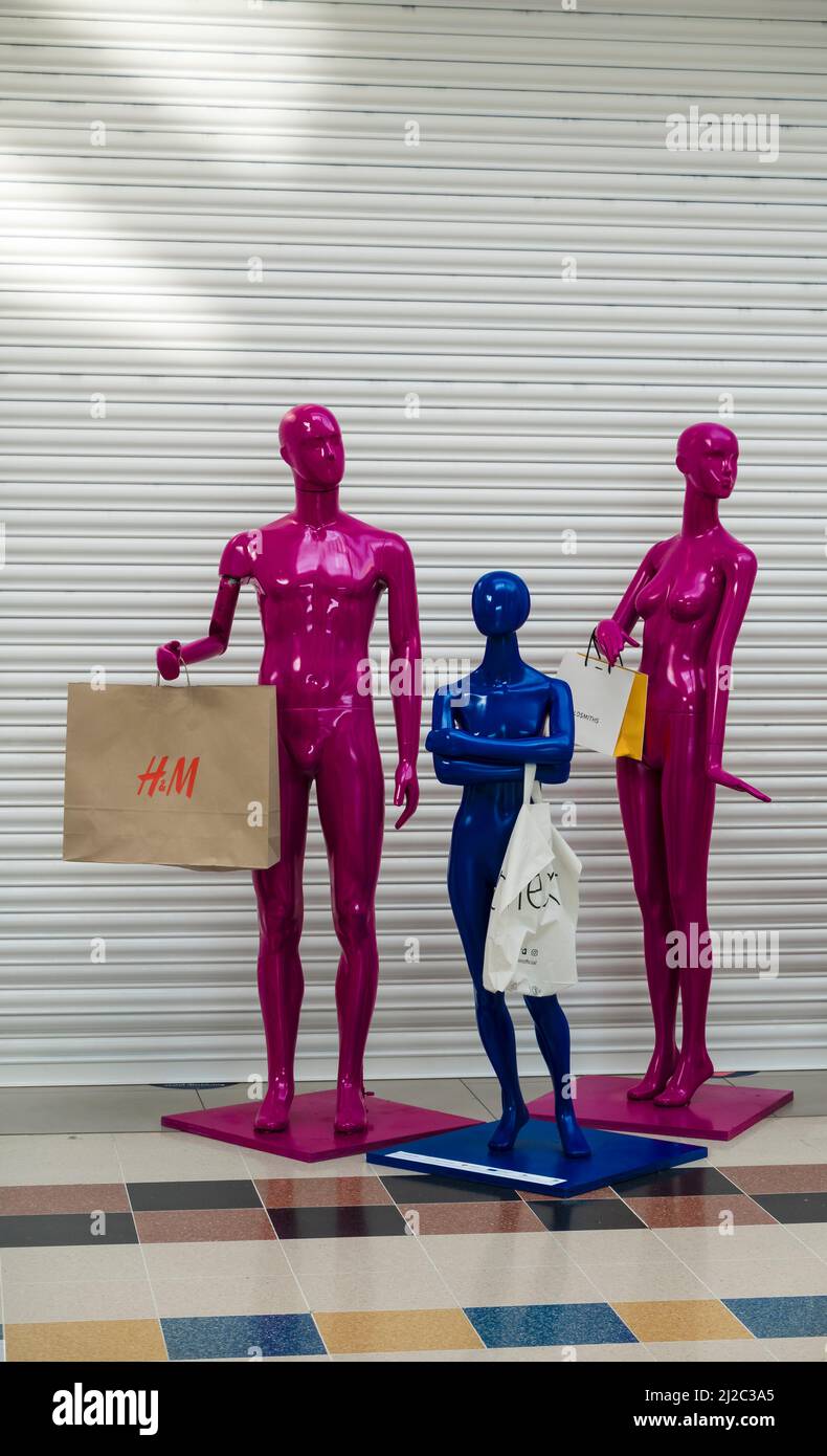 Mannequins devant l'obturateur du magasin Centre commercial Waterside Lincoln 2022 Banque D'Images