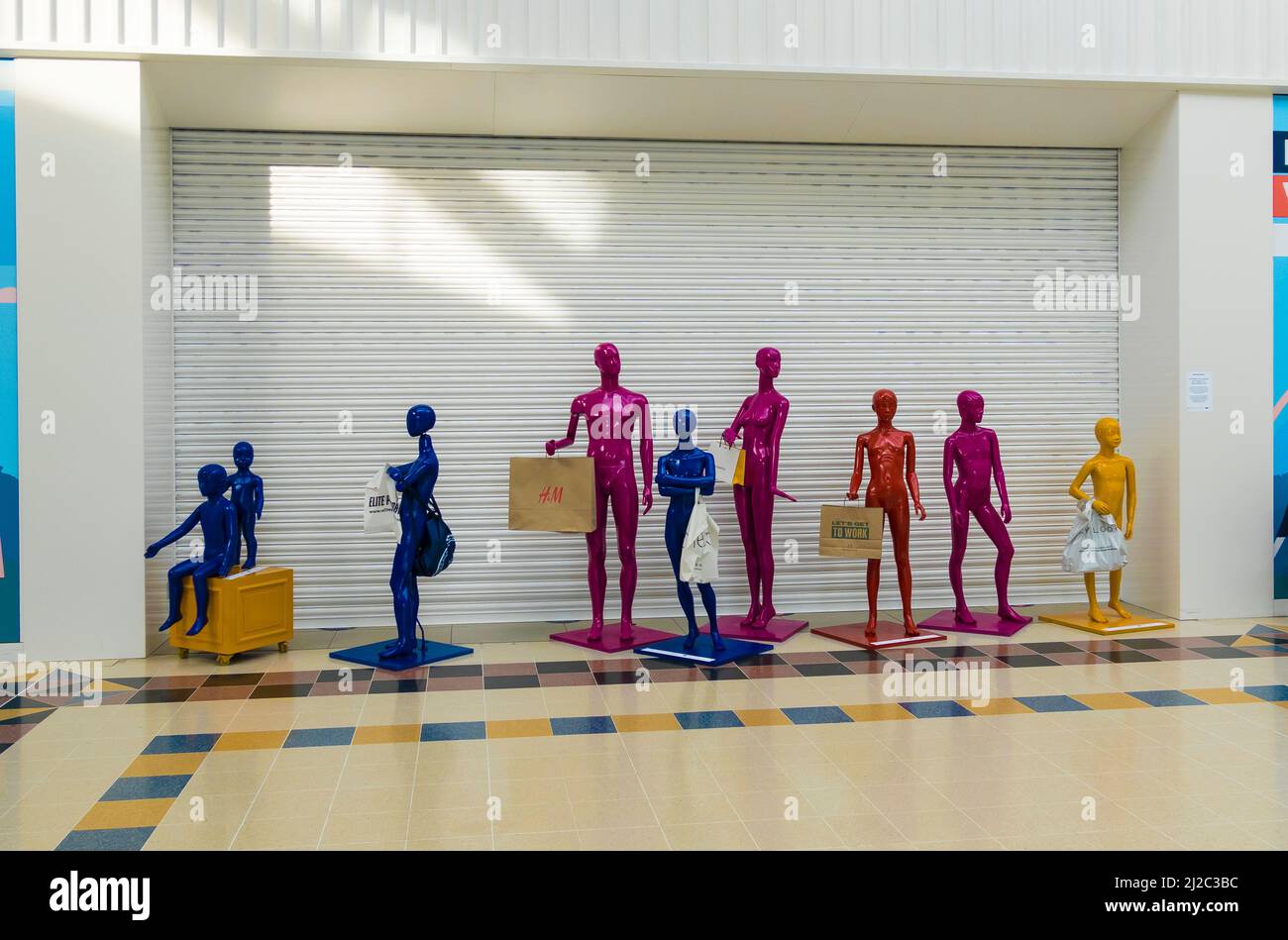 Mannequins devant l'obturateur du magasin Centre commercial Waterside Lincoln 2022 Banque D'Images
