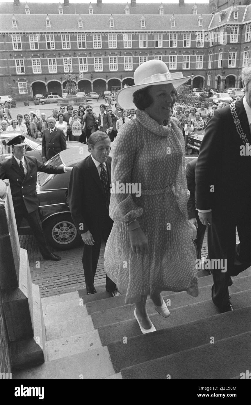 La princesse Beatrix et le prince Claus à l'anniversaire cent soixante-quinze de la loi sur L.O. à Ridderzaal, arrivée ca. 14 juin 1976 Banque D'Images