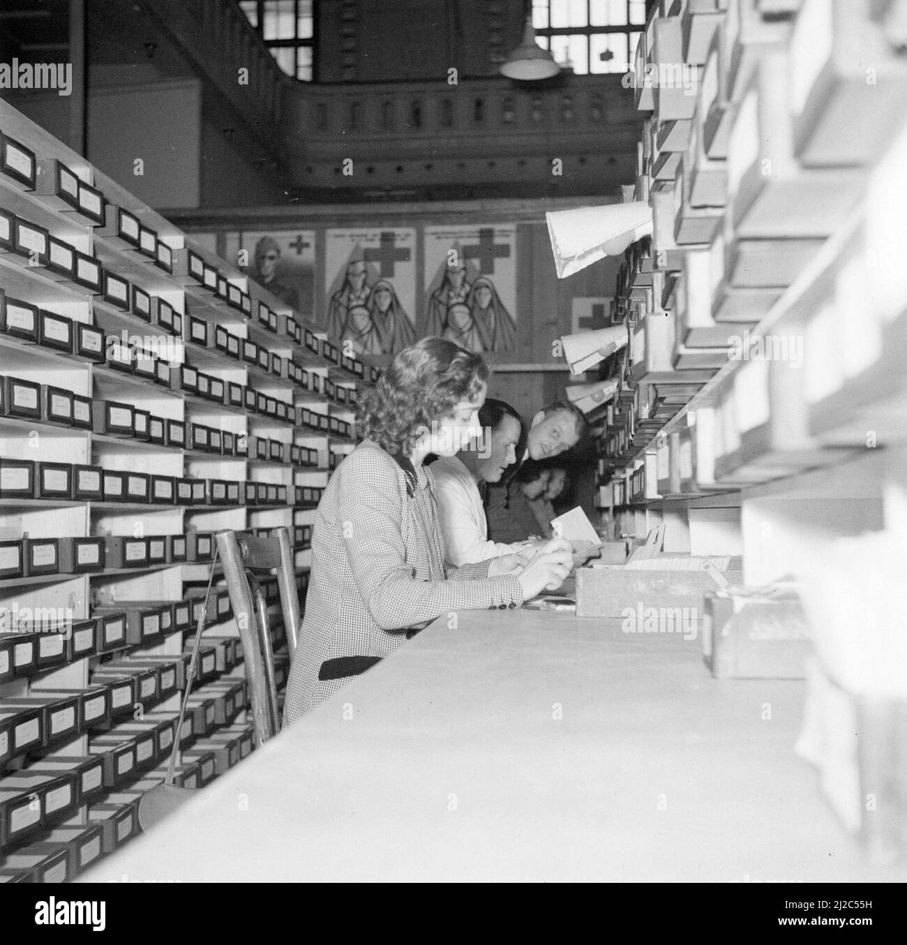 Personnel administratif avec porte-cartes ca: Mai 1946 Banque D'Images