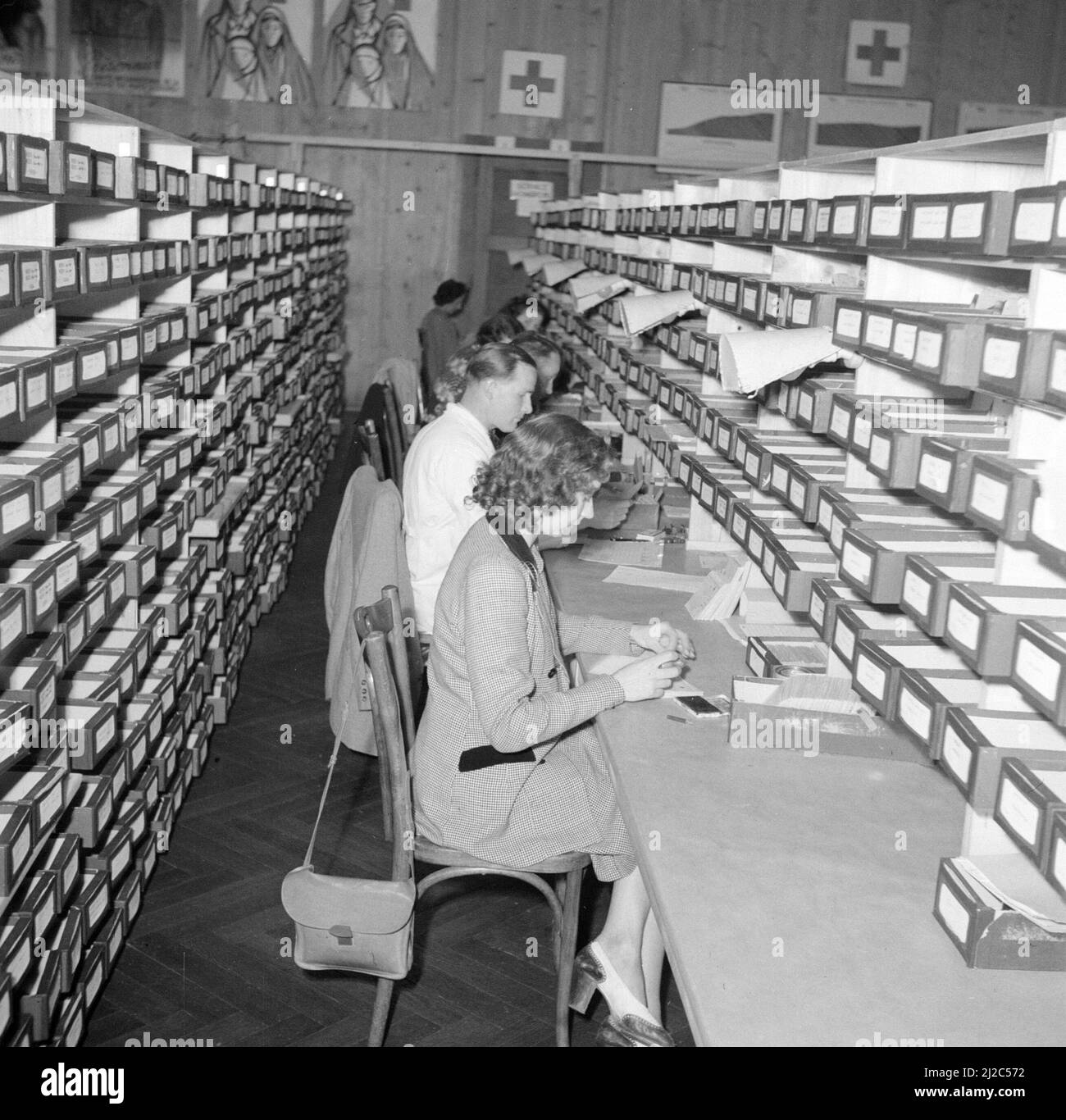 Personnel avec plateaux de cartes ca: Mai 1946 Banque D'Images