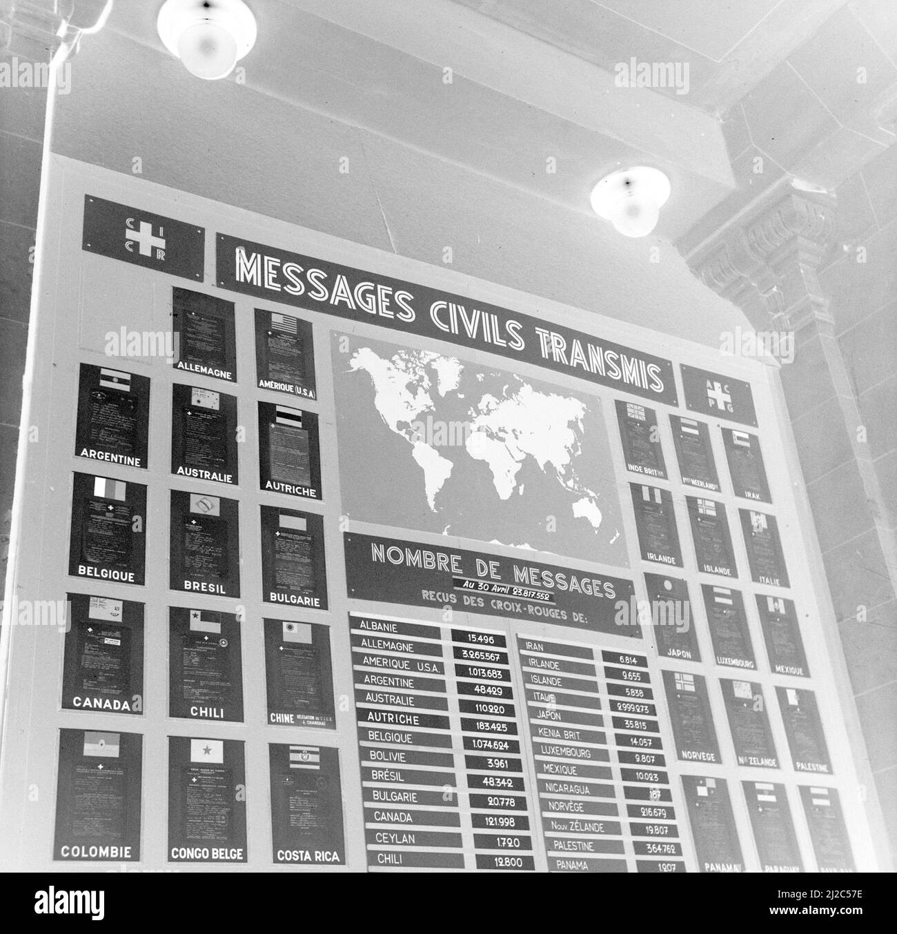 Signe indiquant le nombre de messages reçus des institutions de la Croix-Rouge des pays indiqués ca: Mai 1946 Banque D'Images