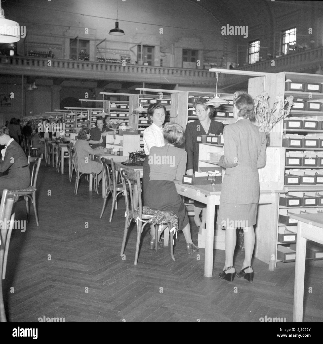 Bureau avec boîtes à cartes ca: Mai 1946 Banque D'Images