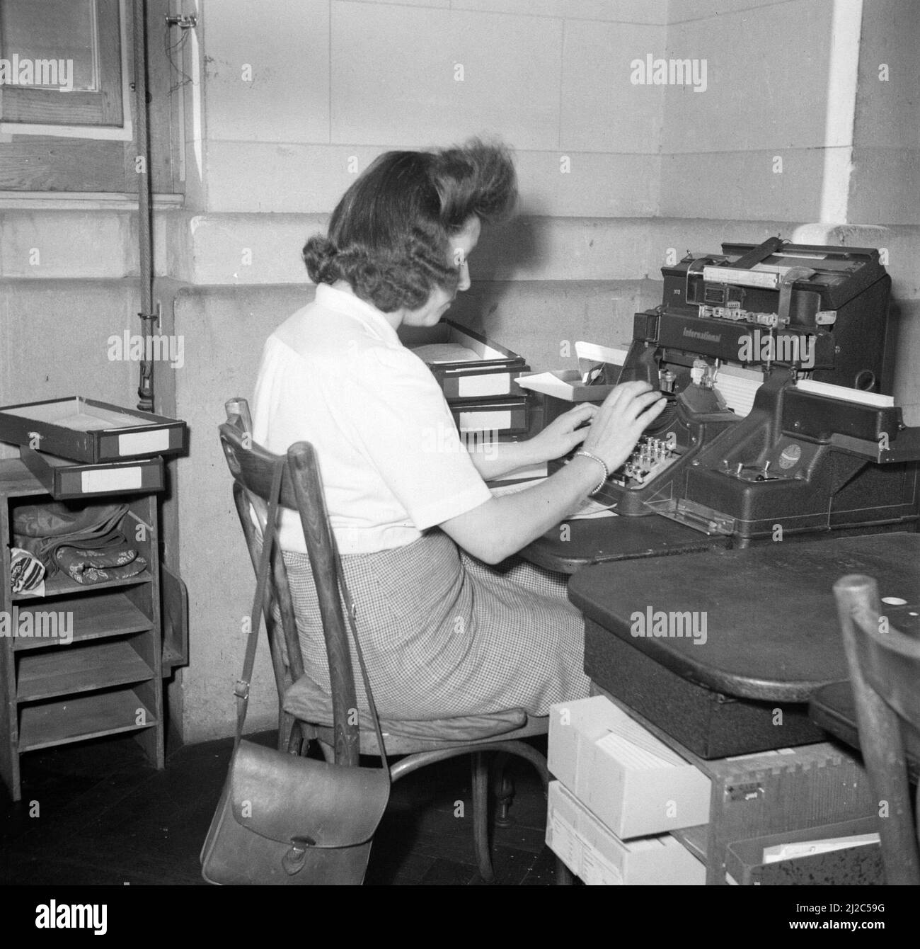 Poinçonner le dactylographe au travail ca: Mai 1946 Banque D'Images