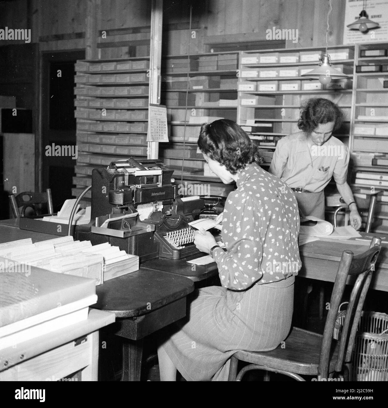 Poinçonner le dactylographe au travail ca: Mai 1946 Banque D'Images