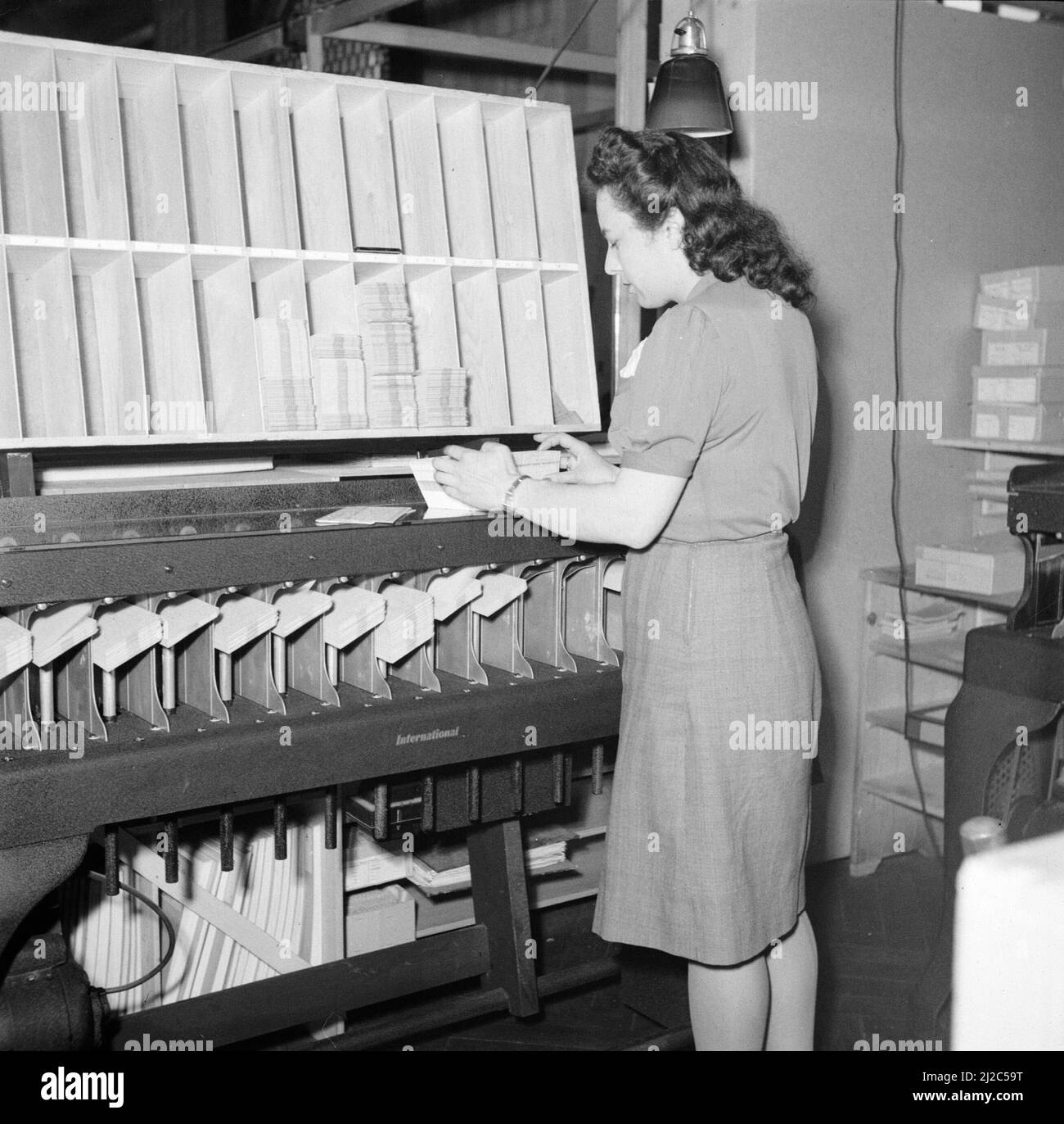 Femme à une machine de tri ca: Mai 1946 Banque D'Images