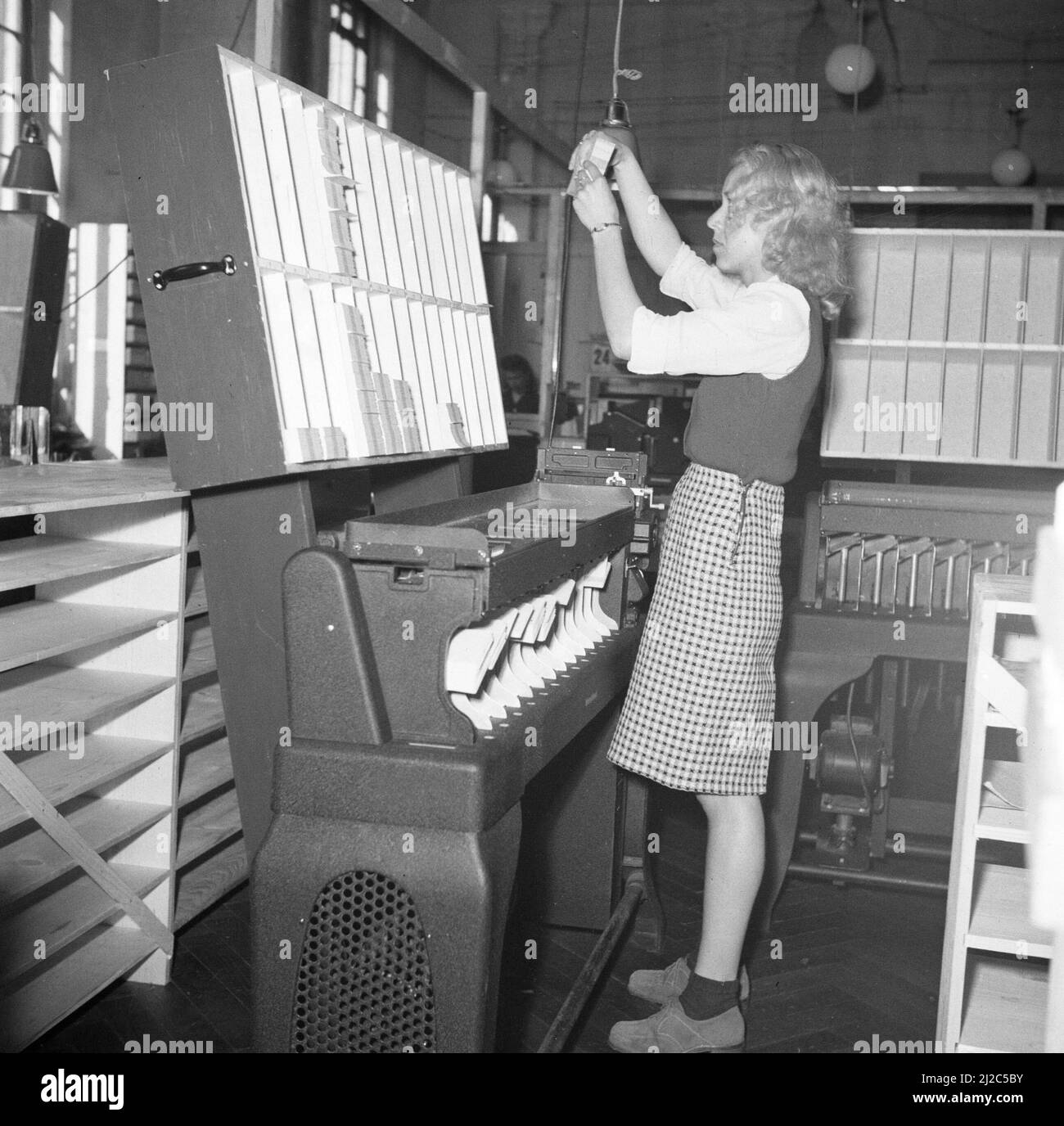 Femme à une machine de tri ca: Mai 1946 Banque D'Images
