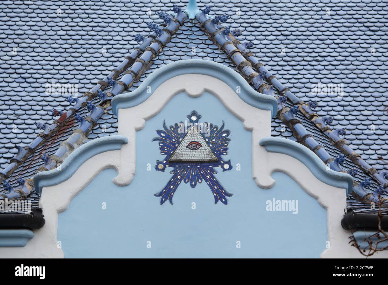 L'œil de la Providence représenté sur la façade nord de l'église Saint-Élisabeth (Kostol svätej Alžbety), communément connue sous le nom d'église bleue (Modrý kostolík) à Bratislava, Slovaquie. L'église conçue par l'architecte hongrois Ödön Lechner a été construite entre 1909 et 1913 dans le style sécessionniste hongrois. Banque D'Images
