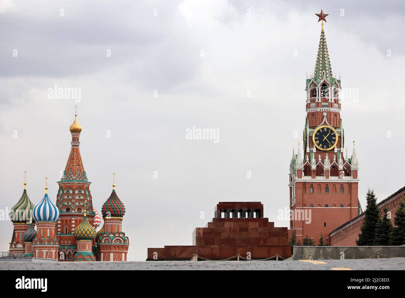 Vue sur la place Rouge de Moscou, les dômes de la cathédrale Saint-Basile et le mausolée Lénine. Des rues vides dans la capitale russe Banque D'Images