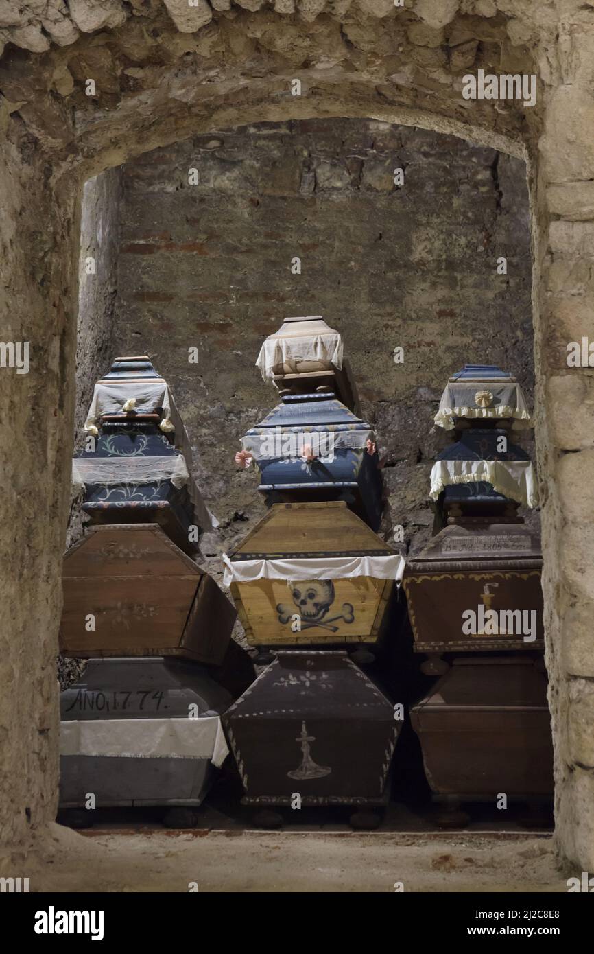 Cercueils peints traditionnels exposés dans la crypte de Memento Mori dans le musée Tragor Ignác (Tragor Ignác Múzeum) à Vác, Hongrie. Au total, 262 cercueils datant d'environ 1730 à 1830 ont été trouvés dans la crypte voisine de l'Église dominicaine à l'automne 1994. Plusieurs cercueils ont été transférés pour être exposés dans la crypte de Memento Mori dans le musée local. Banque D'Images