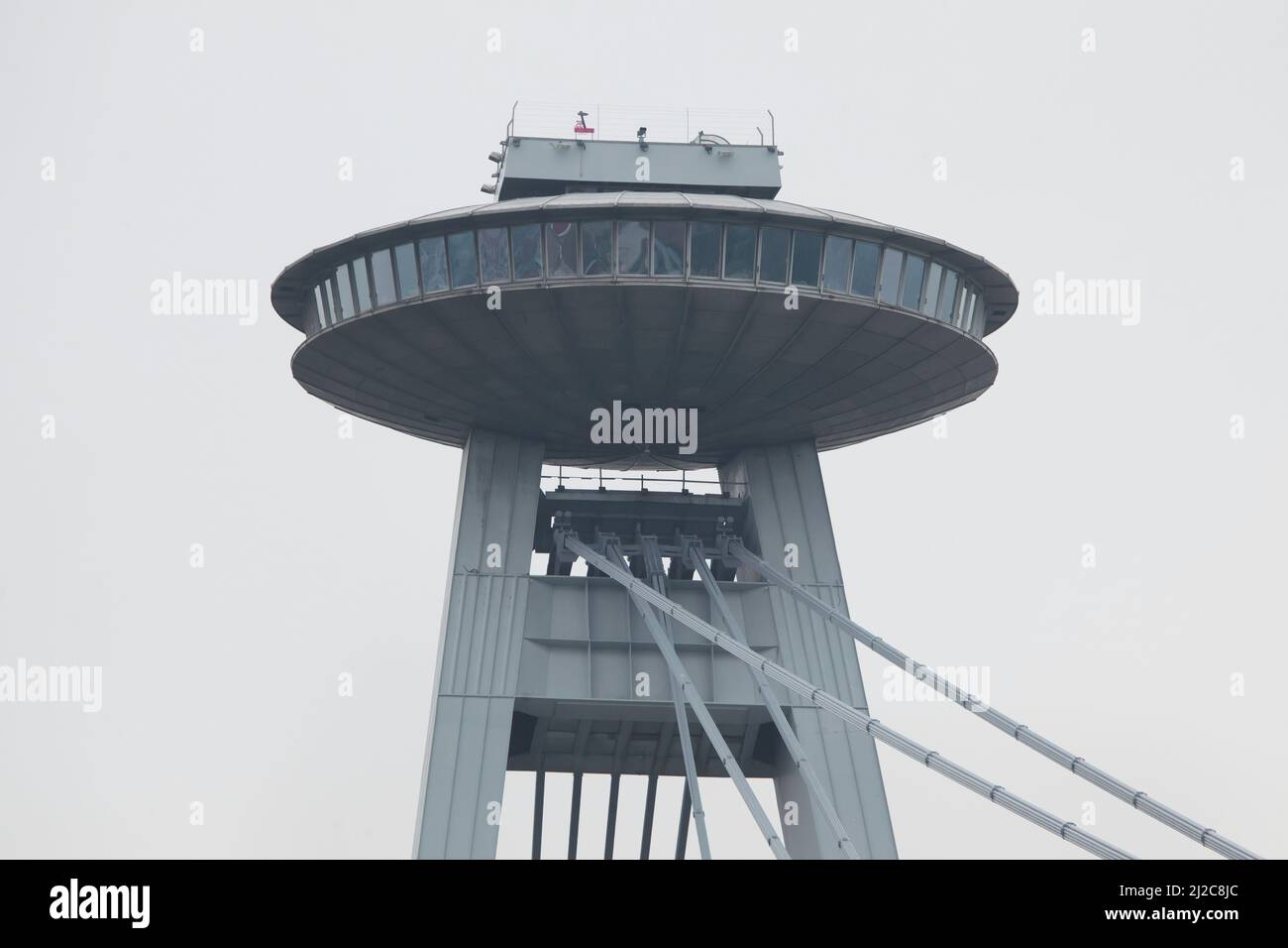 Détail du pont du soulèvement national slovaque (la plupart des Slovenského národného povstoria) également connu sous le nom de pont SNP (la plupart des SNP) sur le Danube conçu par l'architecte moderniste slovaque Jozef Lacko (1967-1972) à Bratislava, Slovaquie. Banque D'Images