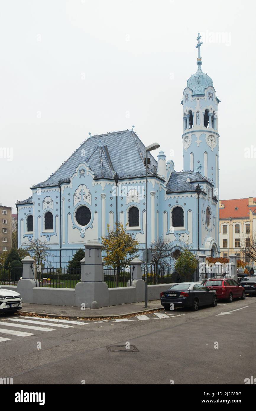 Église Sainte-Élisabeth (Kostol svätej Alžbety) communément connue sous le nom d'Église bleue (Modrý kostolík) à Bratislava, Slovaquie. L'église conçue par l'architecte hongrois Ödön Lechner a été construite entre 1909 et 1913 dans le style sécessionniste hongrois. Banque D'Images