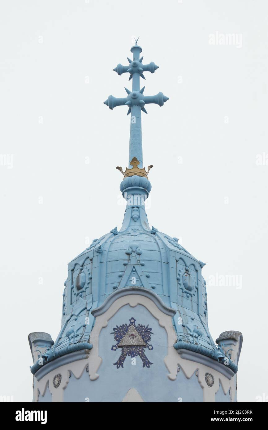 Croix de l'église Saint-Elizabeth (Kostol svätej Alžbety) communément connue sous le nom d'église bleue (Modrý kostolík) à Bratislava, Slovaquie. L'église conçue par l'architecte hongrois Ödön Lechner a été construite entre 1909 et 1913 dans le style sécessionniste hongrois. Banque D'Images