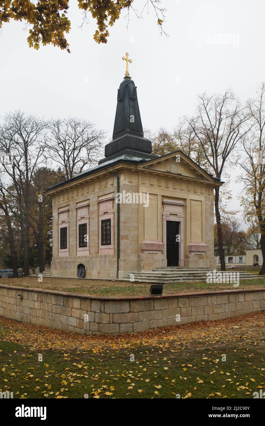 Chapelle russe d'Alexandra Pavlovna (Alekszandra Pavlovna Sírkápolnája) à Üröm près de Budapest, Hongrie. L'église a été construite entre 1801 et 1803 sur le tombeau de la Grande duchesse Alexandra Pavlovna de Russie (1783-1801) et est connue comme la plus ancienne église orthodoxe russe d'Europe occidentale. Banque D'Images
