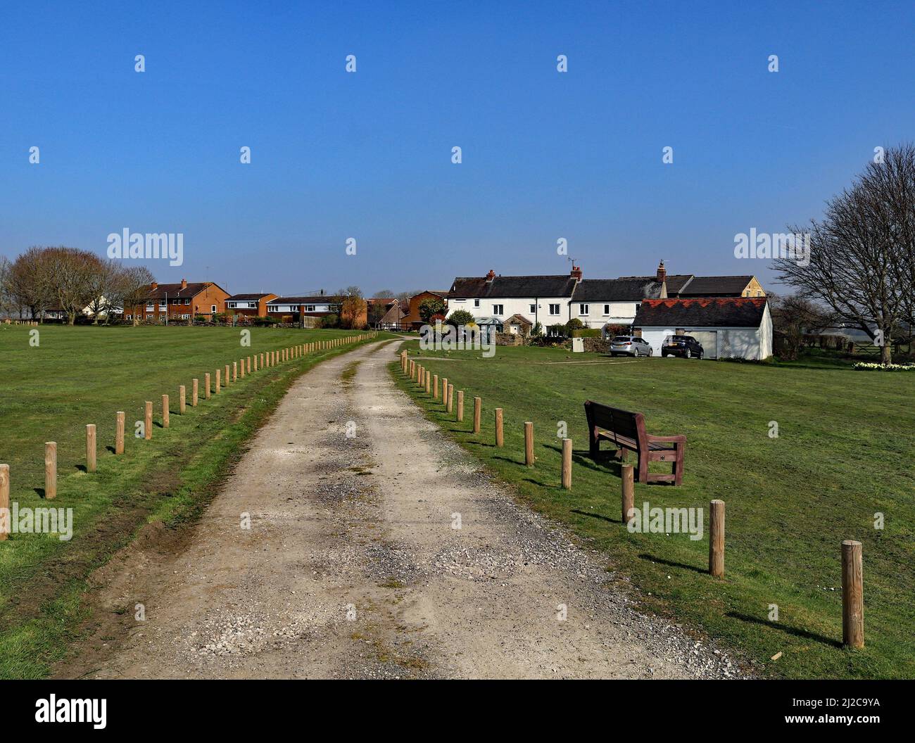 Dans le village de Wessington dans le Derbyshire Dales entre Alfreton et Matlock sont de grands espaces verts de village ouverts avec des chalets autour des bords. Banque D'Images
