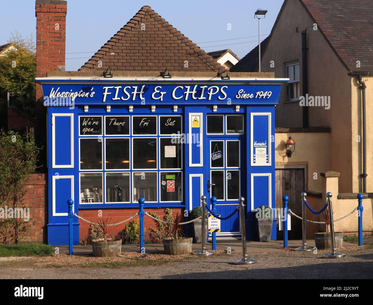 Dans le petit village de Wessington dans Derbyshire Dales entre Alfreton et Matlock se dresse un magasin de poisson et de puce coloré et bien aimé et utilisé Banque D'Images