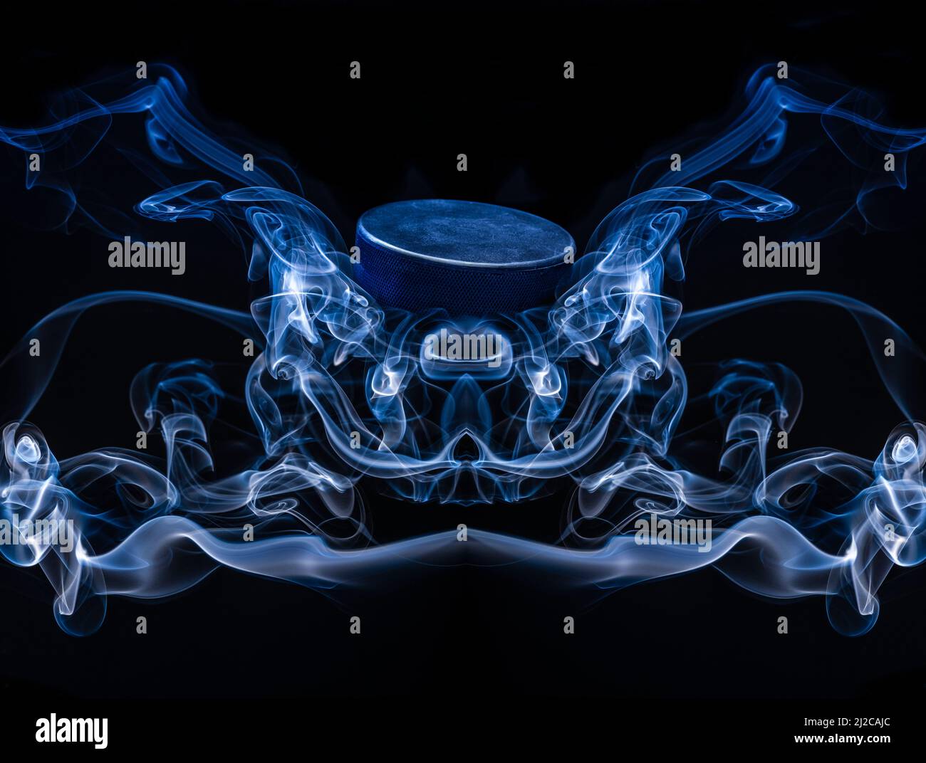 Helsinki / Finlande - 31 MARS 2022 : une vue abstraite d'une palet de hockey sur glace survolant une installation de fumée. Banque D'Images