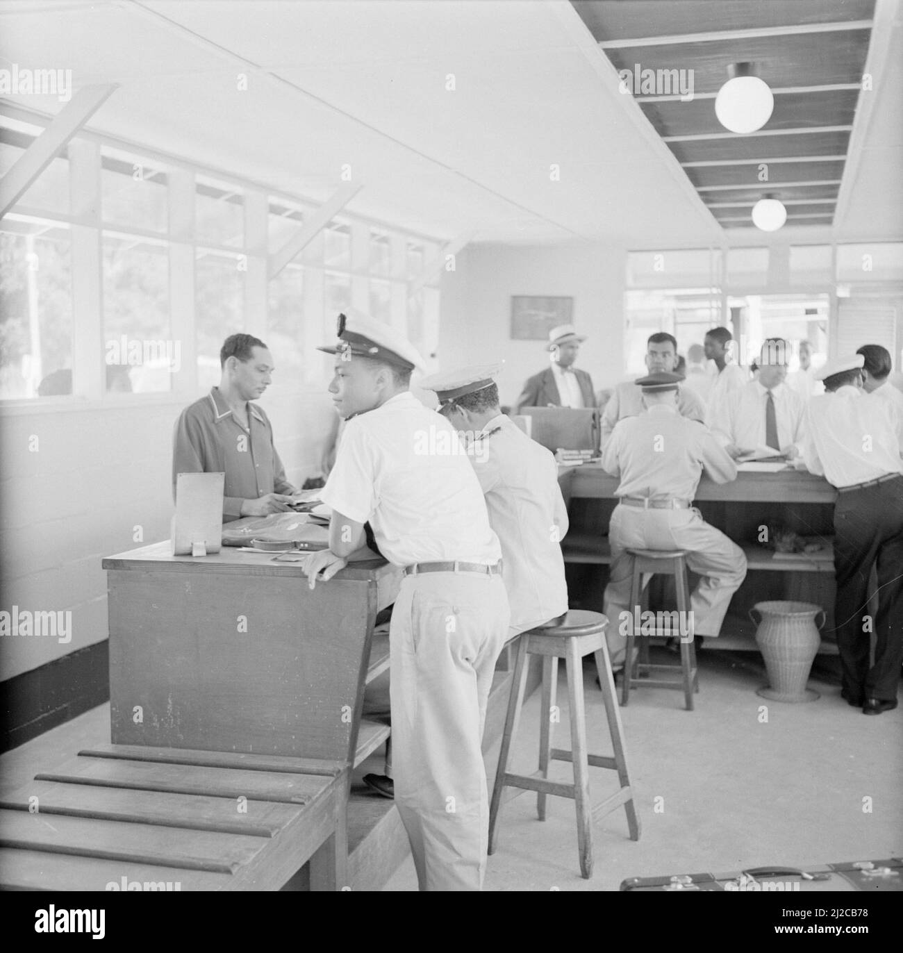 Douane à l'aéroport de Zanderij au Suriname vers le 1 octobre 1955 Banque D'Images