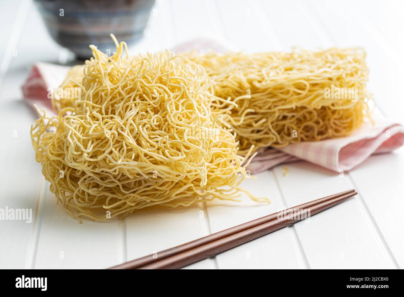 Nouilles instantanées. Nouilles chinoises non cuites sur une table blanche. Banque D'Images