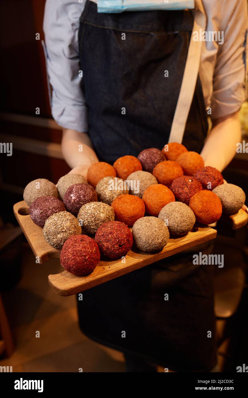 Le fromage de Beffer Knolle sous forme de petites boules.Petites boules de fromage dur suisse Beffer Knolle.Concept de délicatesse du fromage suisse.Mise au point sélective Banque D'Images