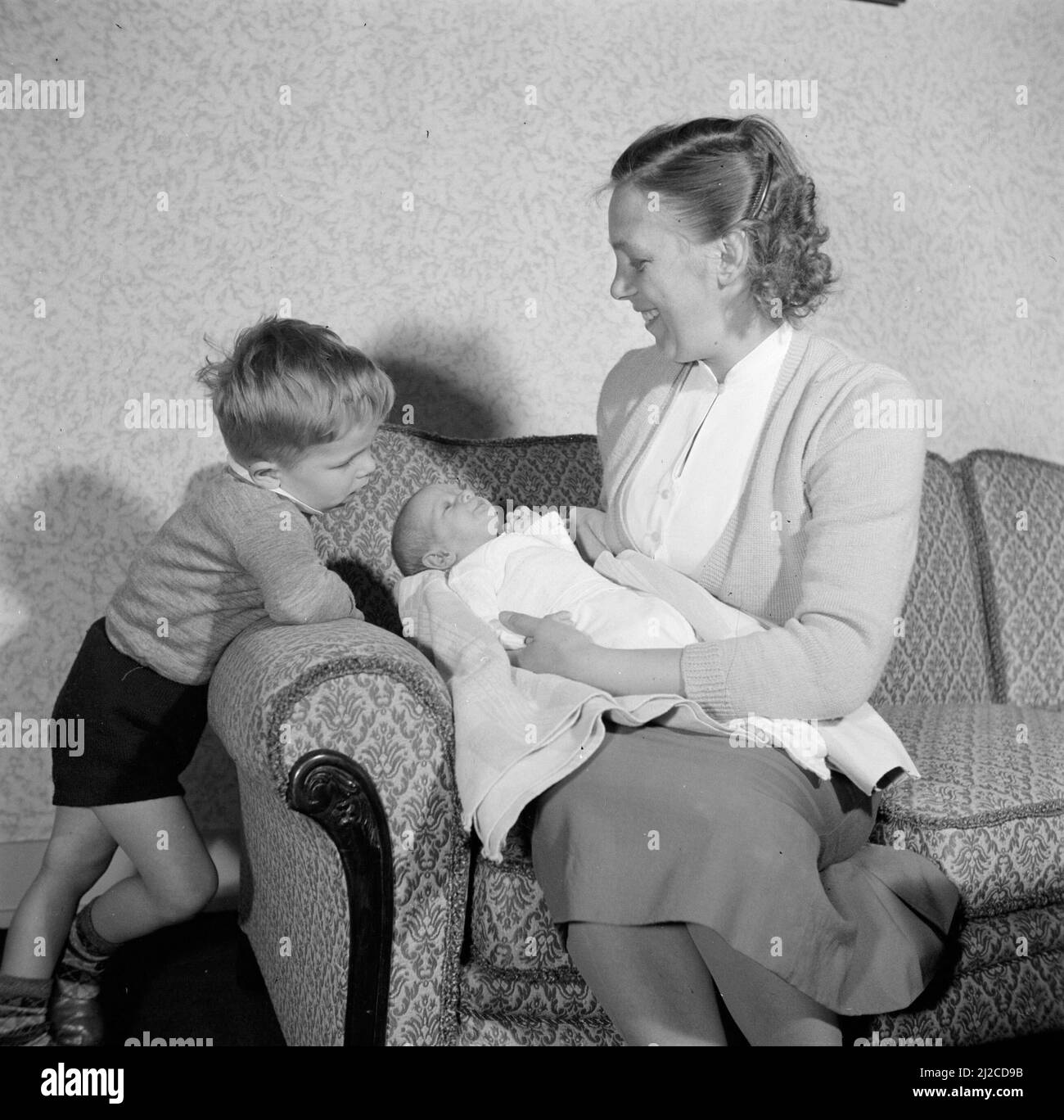 Femme avec enfant et chien assis escaliers - Ancien négatif photo an