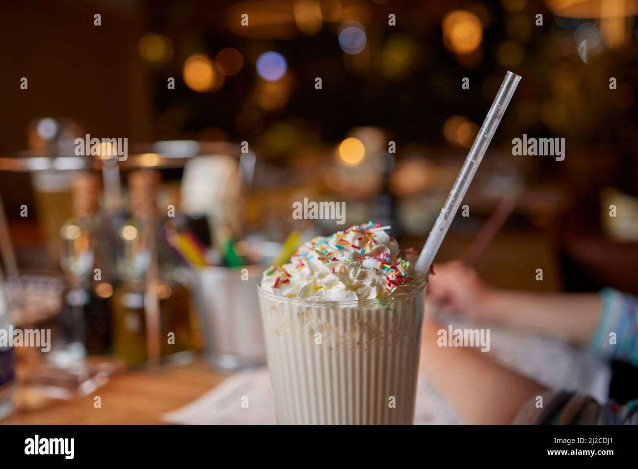 Délicieux milkshake glaçant au chocolat avec beignets et bonbons. Tendance à la fréakshake. Copier l'espace Banque D'Images