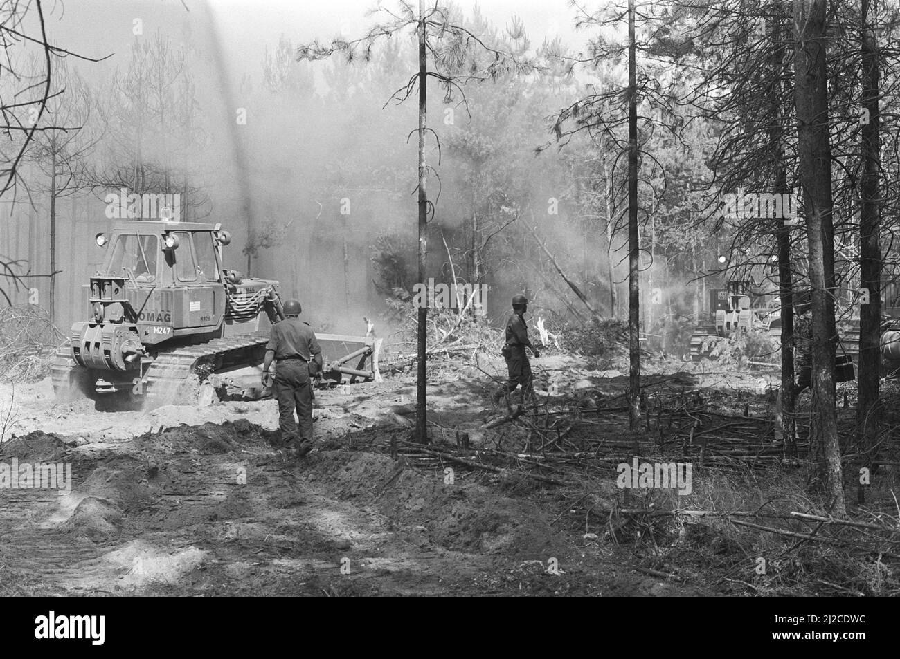 Feu de forêt près d'Arnhem, soldats en action ca. 7 juillet 1976 Banque D'Images