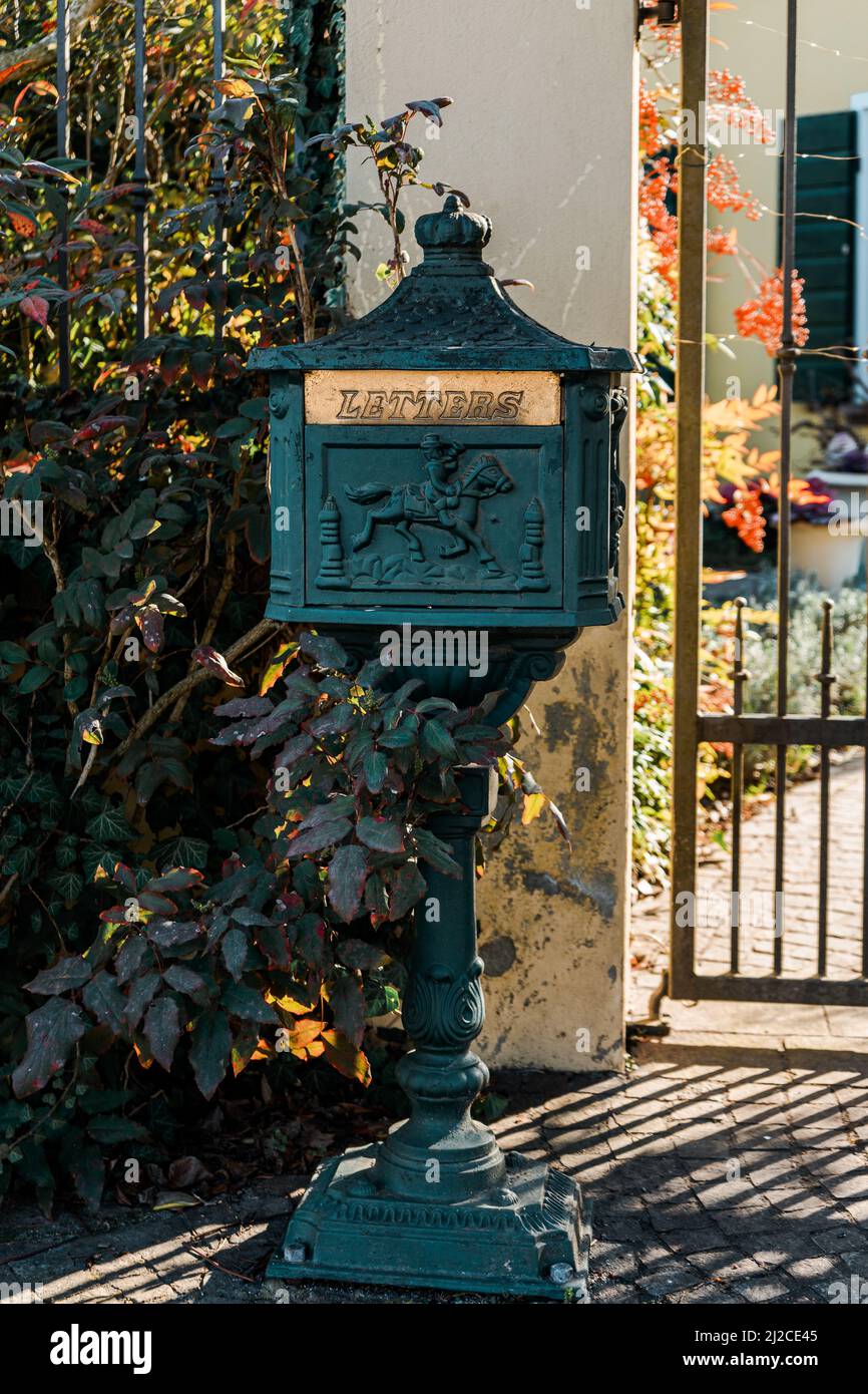 Boîte aux lettres en fonte Banque de photographies et d’images à haute résolution Alamy