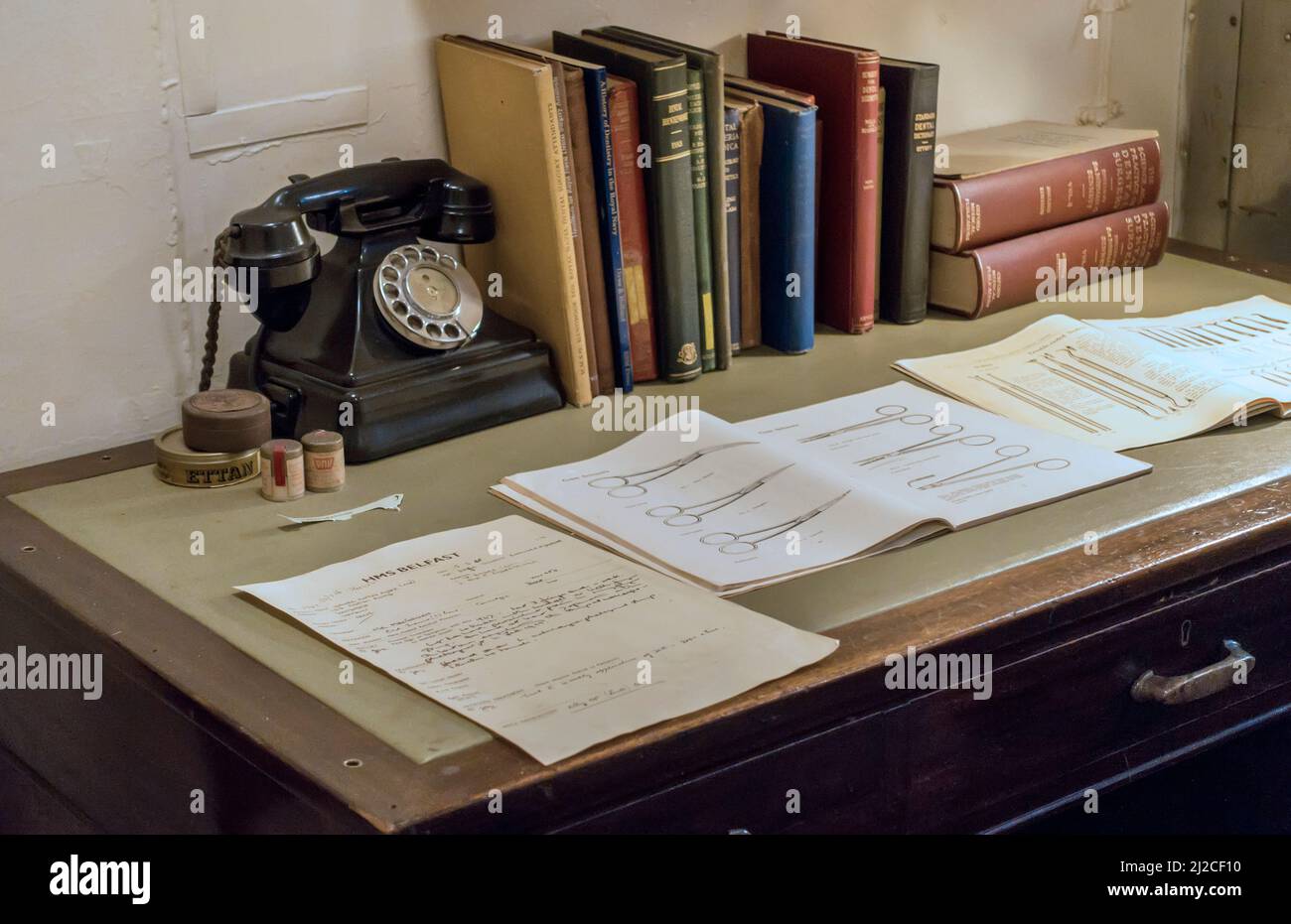 Manuel dentaire dans la baie du desntist sur le navire de guerre britannique HMS Belfast Banque D'Images