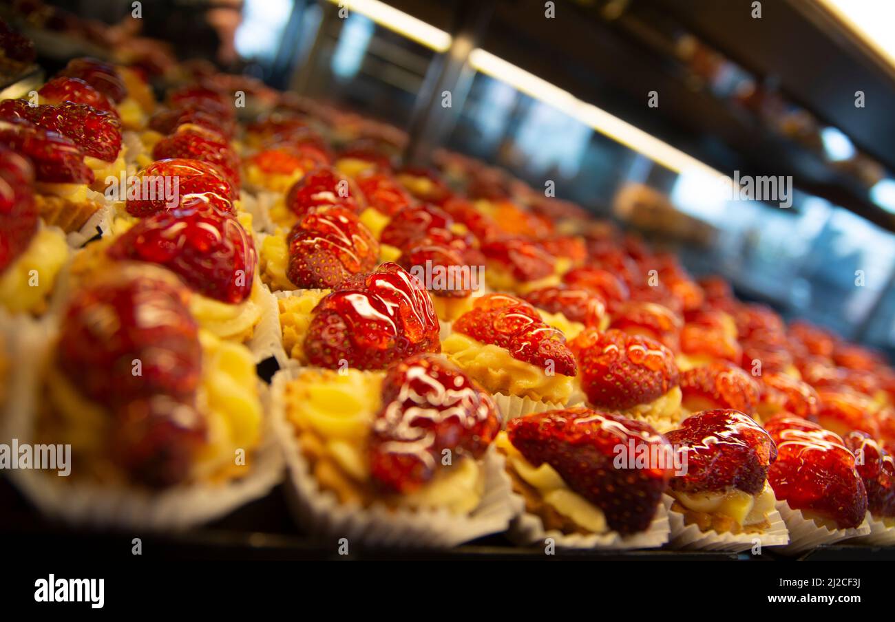 Gâteaux de fantaisie aux fraises aux fruits mélangés au chocolat Banque D'Images