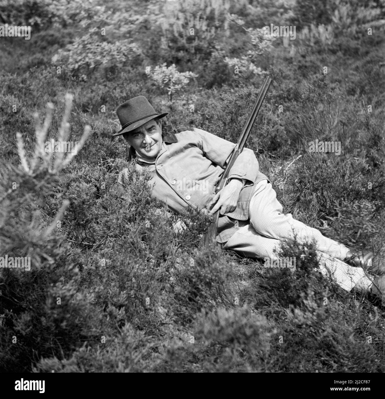 Le chef Eduard van Beinum est avec un fusil de chasse dans la nature près de leur maison de campagne Bergsham à Garderen ca: 5 juin 1954 Banque D'Images