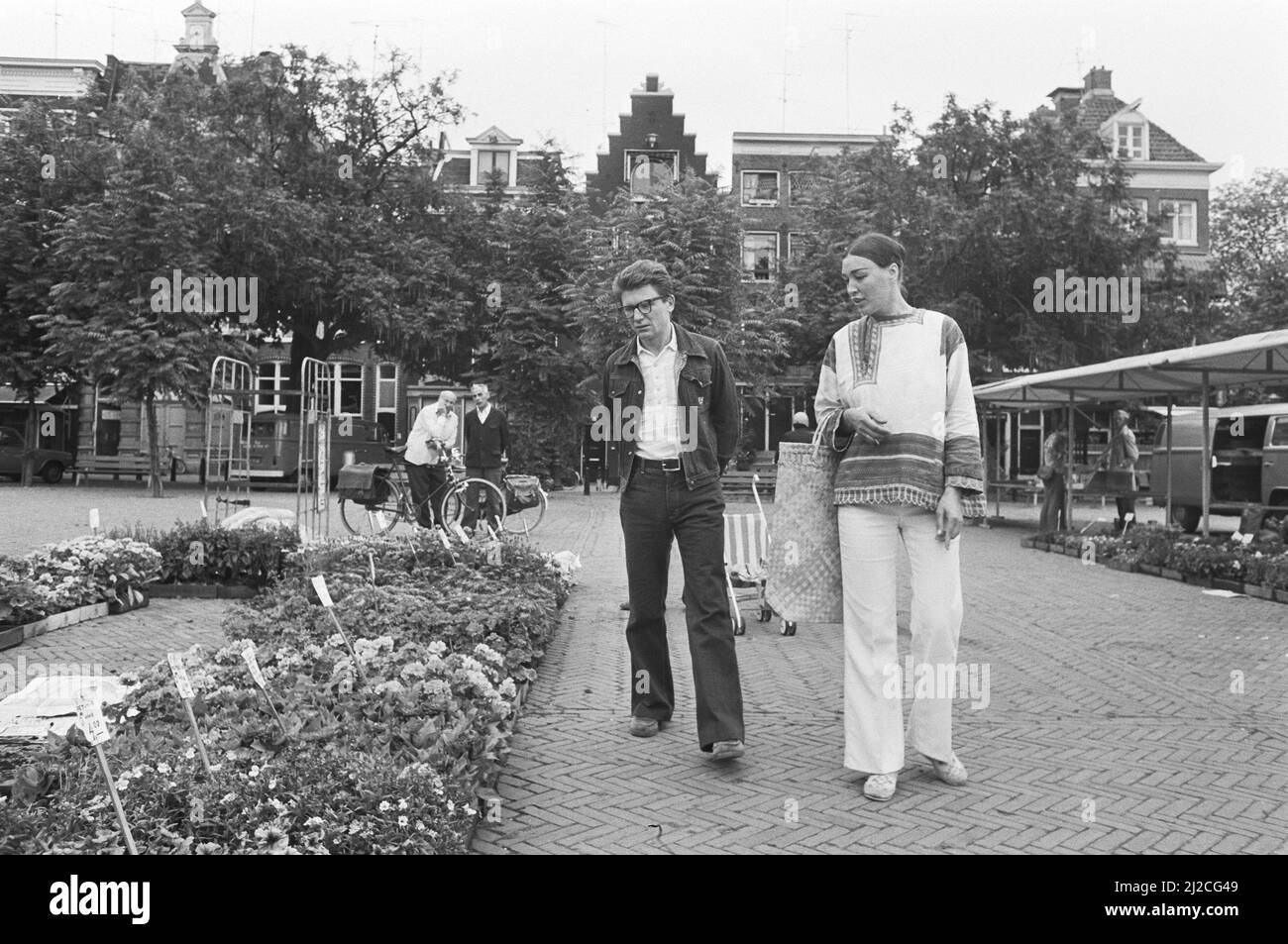 Le dissident russe Amalrik et son mari marchent à Amsterdam, Andrej et Gjoezel Amalrik sur Amstelveld ca. 19 juillet 1976 Banque D'Images