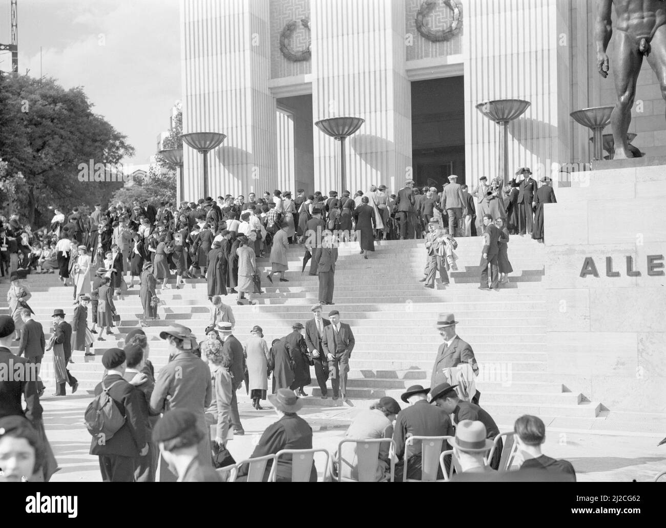 Visiteurs dans les escaliers du pavillon allemand ca: 1937 Banque D'Images