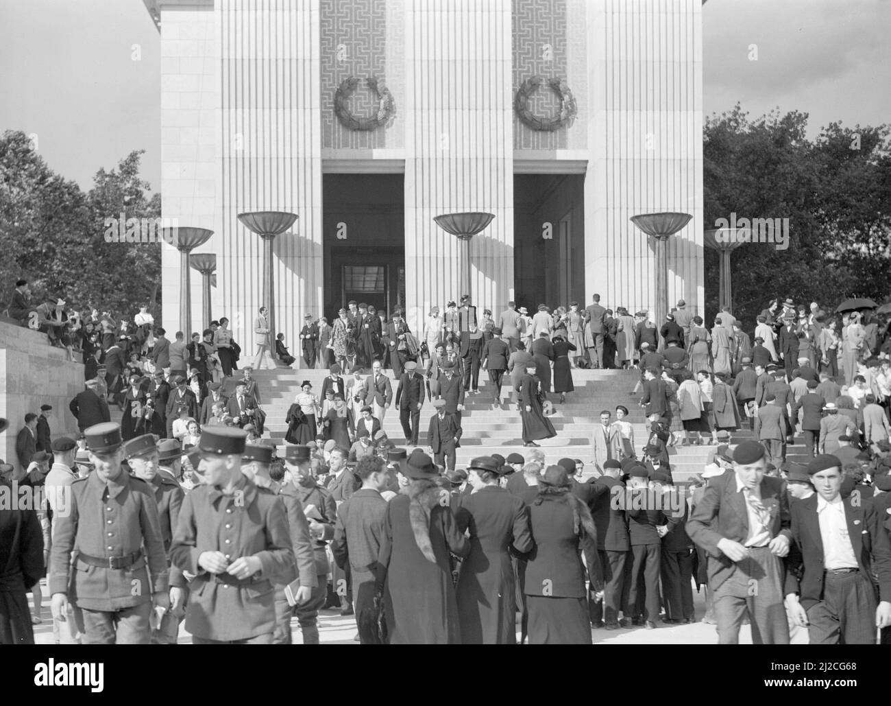 Visiteurs dans les escaliers du pavillon allemand ca: 1937 Banque D'Images