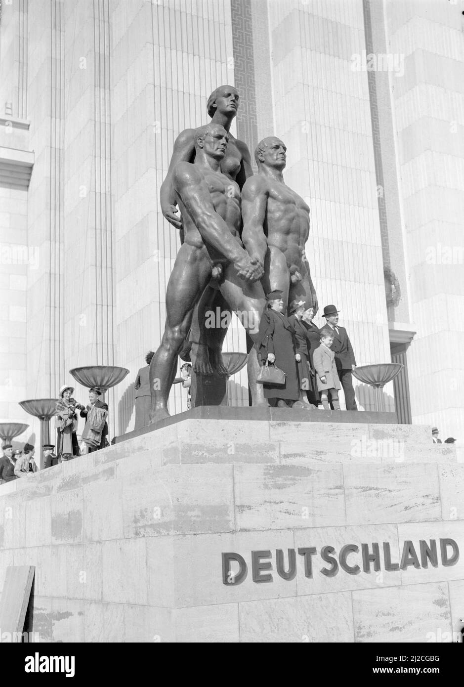 Façade du pavillon allemand avec un groupe de statues de Josef Thorak ca: 1937 Banque D'Images