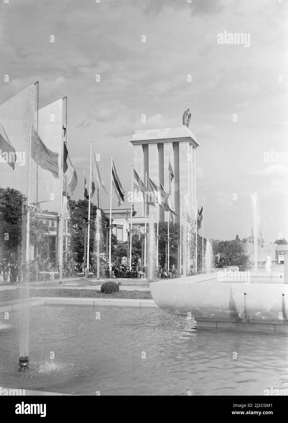 Le pavillon allemand avec fontaine et fontaines et drapeaux vers 1937 Banque D'Images