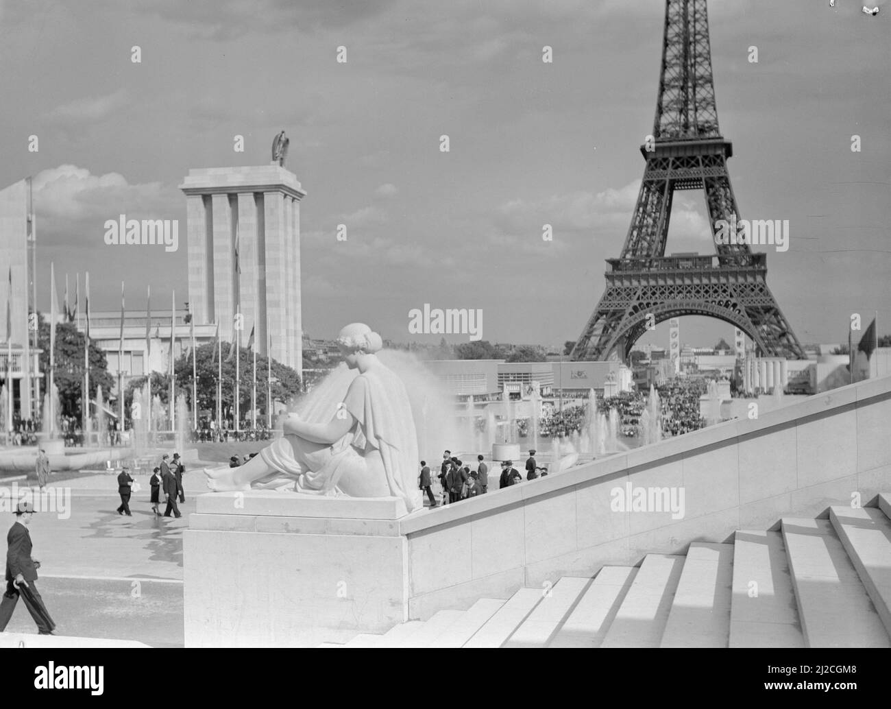 Le Pavillon allemand avec les Fontaines et la Tour Eiffel vu des marches du Palais de Chaillot ca: 1937 Banque D'Images