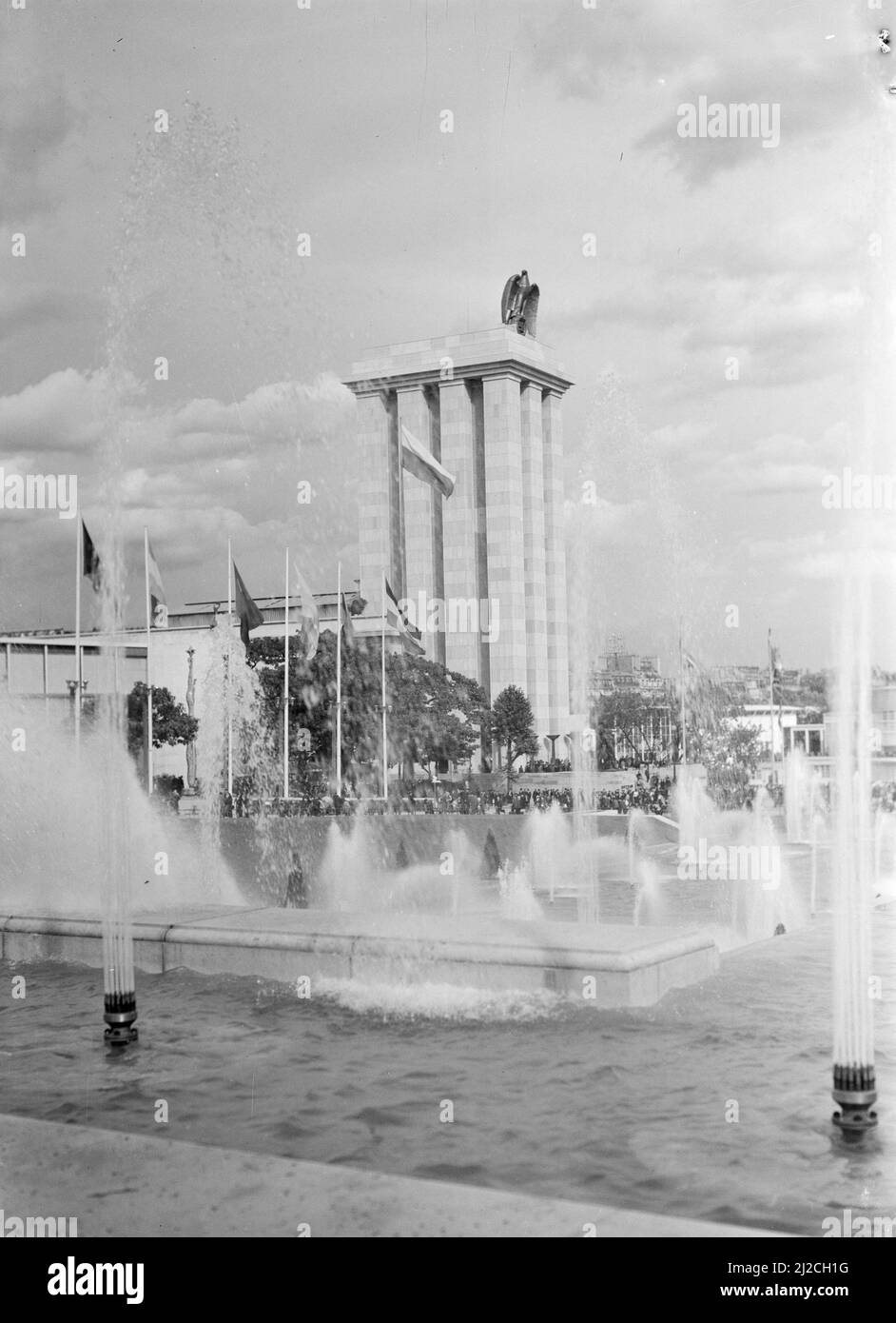 Le pavillon allemand avec eau, fontaines et drapeaux environ: 1937 Banque D'Images