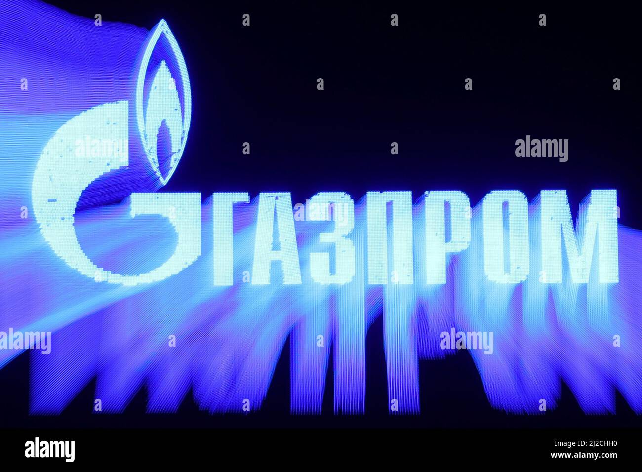 Le logo de la société Gazprom est visible sur la façade d'un centre d'affaires à Saint-Pétersbourg, en Russie, le 31 mars 2022. PHOTOGRAPHE REUTERS/REUTERS Banque D'Images