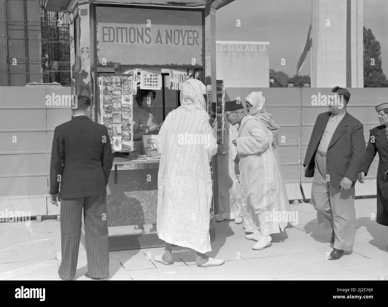 Visiteurs à un kiosque avec cartes postales à l'exposition ca: 1937 Banque D'Images