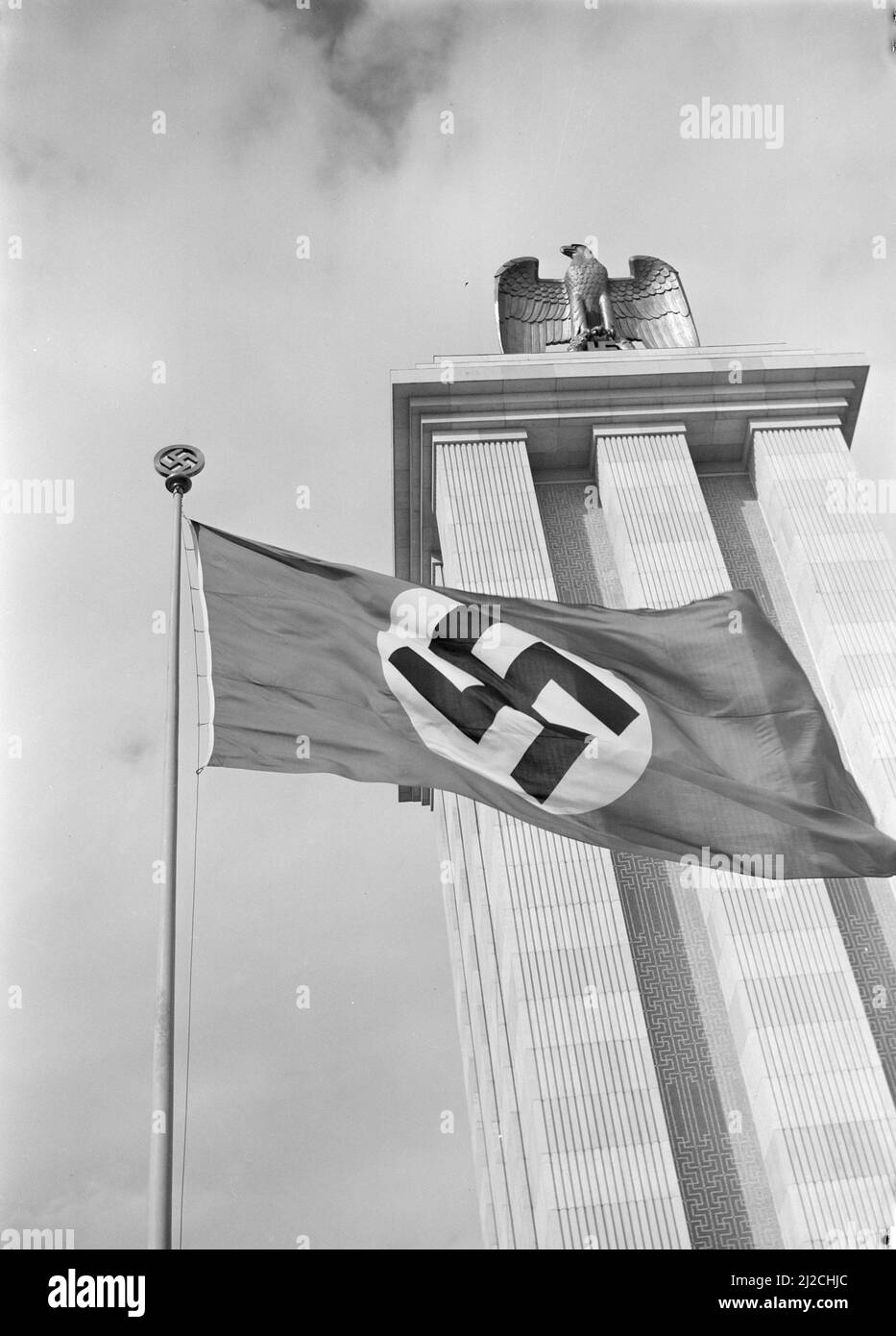 Vue du pavillon allemand avec l'image d'un aigle et du drapeau de la croix gammée vers 1937 Banque D'Images