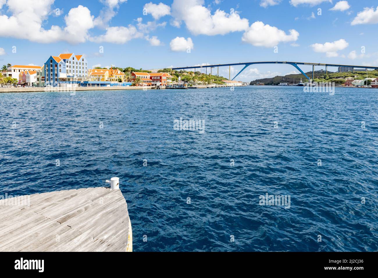 Le pont Queen-Juliana est vu depuis le célèbre pont Queen-Emma dans le centre-ville de Willemstad, Curaçao Banque D'Images